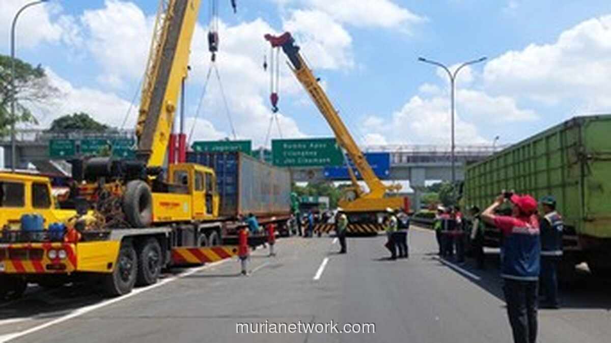 Dua Alat Berat Akhirnya Angkat Truk Kontainer Terguling di JORR