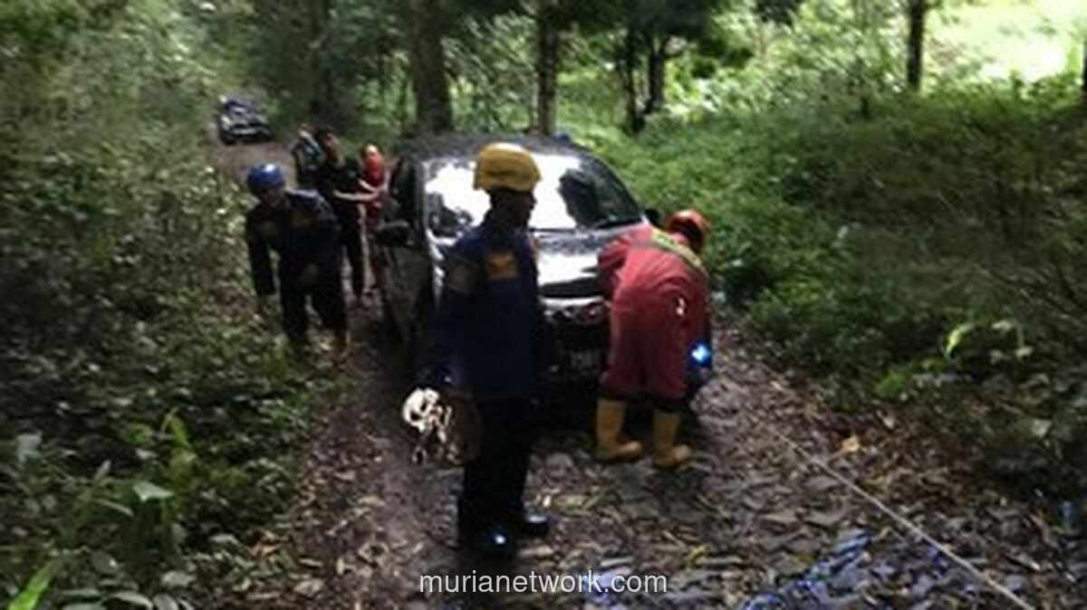 Liburan Berujung Tersesat, Mobil Wisatawan Tergelincir di Jalur Gunung Pancar