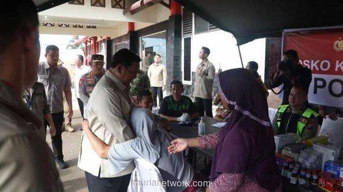 Pelukan Haru di Pengungsian, Prabowo Tinjau Langsung Korban Bencana