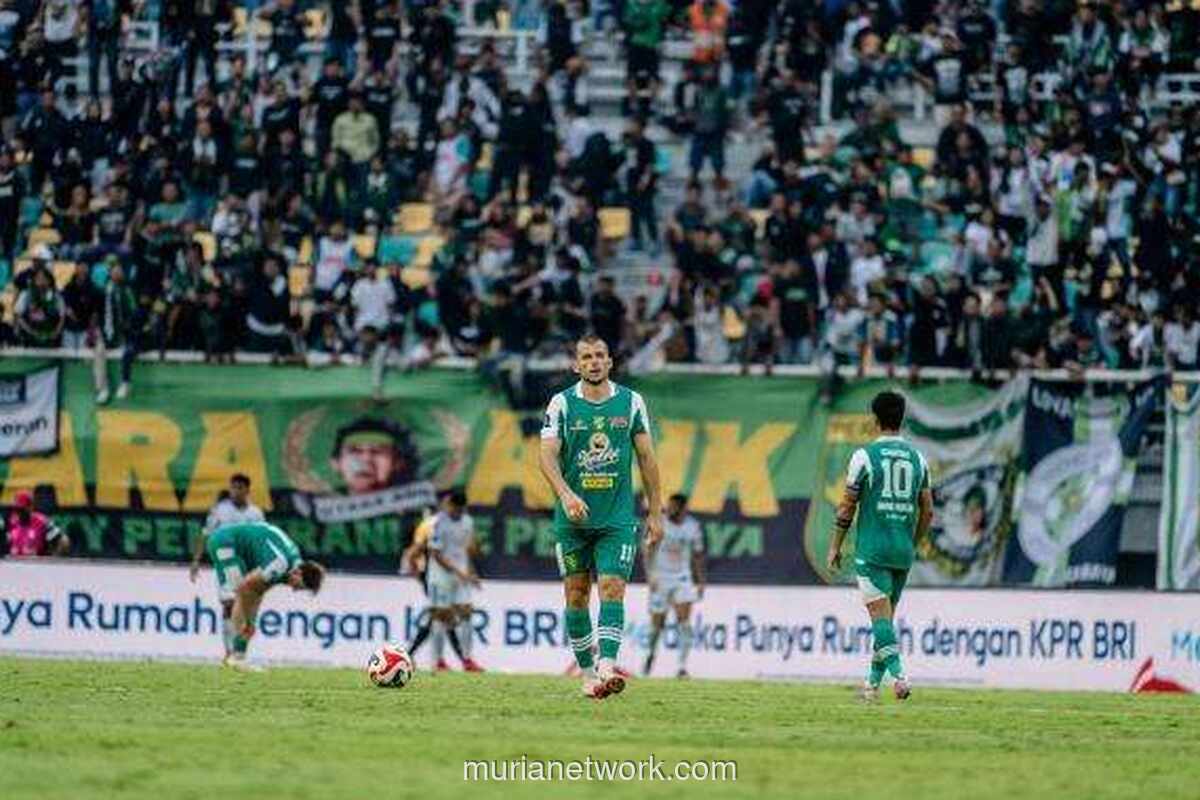 Persebaya Dihantam Denda Rp 250 Juta Gara-gara Petasan dan Lemparan Roti