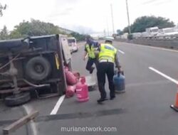 Muatan Berlebihan Picu Truk Terguling di Tol Wiyoto Wiyono