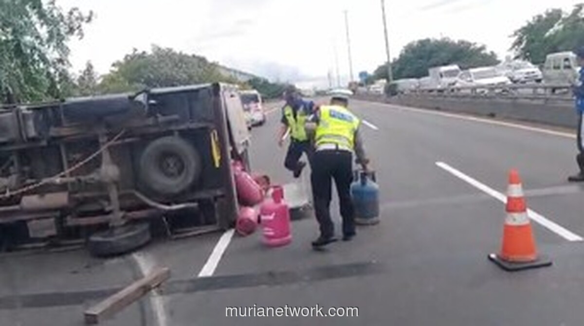 Muatan Berlebihan Picu Truk Terguling di Tol Wiyoto Wiyono