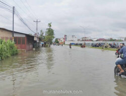 Banjir Setinggi Paha Lumpuhkan Jalan di Deli Serdang, Anak Ujian Dititipkan Lewat Motor