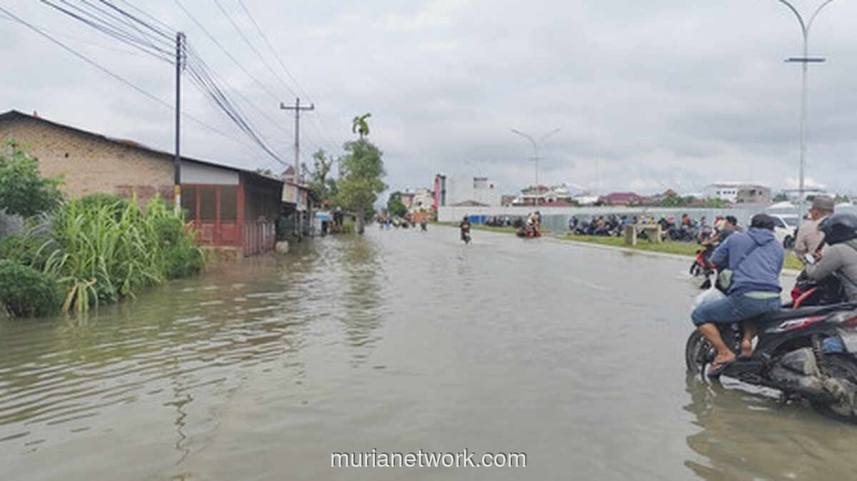 Banjir Setinggi Paha Lumpuhkan Jalan di Deli Serdang, Anak Ujian Dititipkan Lewat Motor