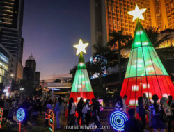 Gemerlap Lampu Natal Menyulap Bundaran HI Jadi Destinasi Malam Warga Jakarta