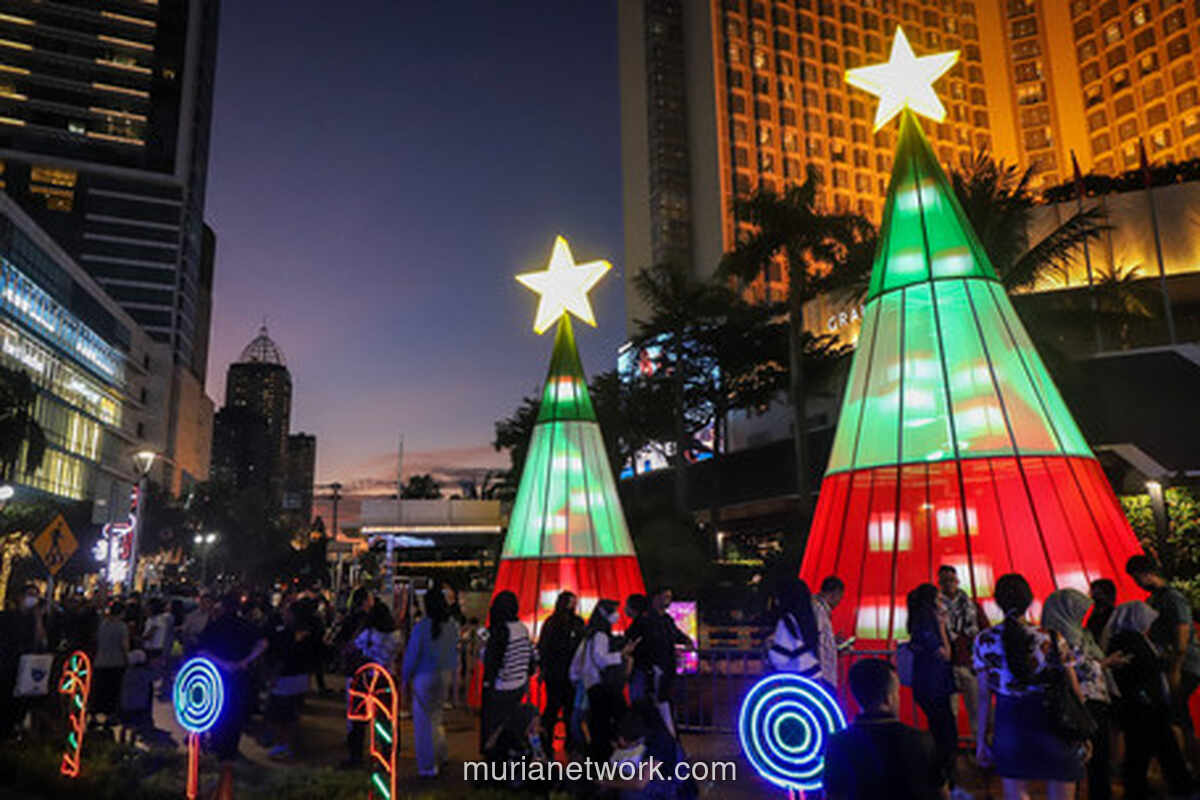 Gemerlap Lampu Natal Menyulap Bundaran HI Jadi Destinasi Malam Warga Jakarta