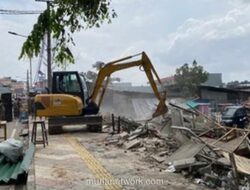 38 Bangunan Liar di Akses UI Dibongkar, Trotoar dan Saluran Air Dikembalikan