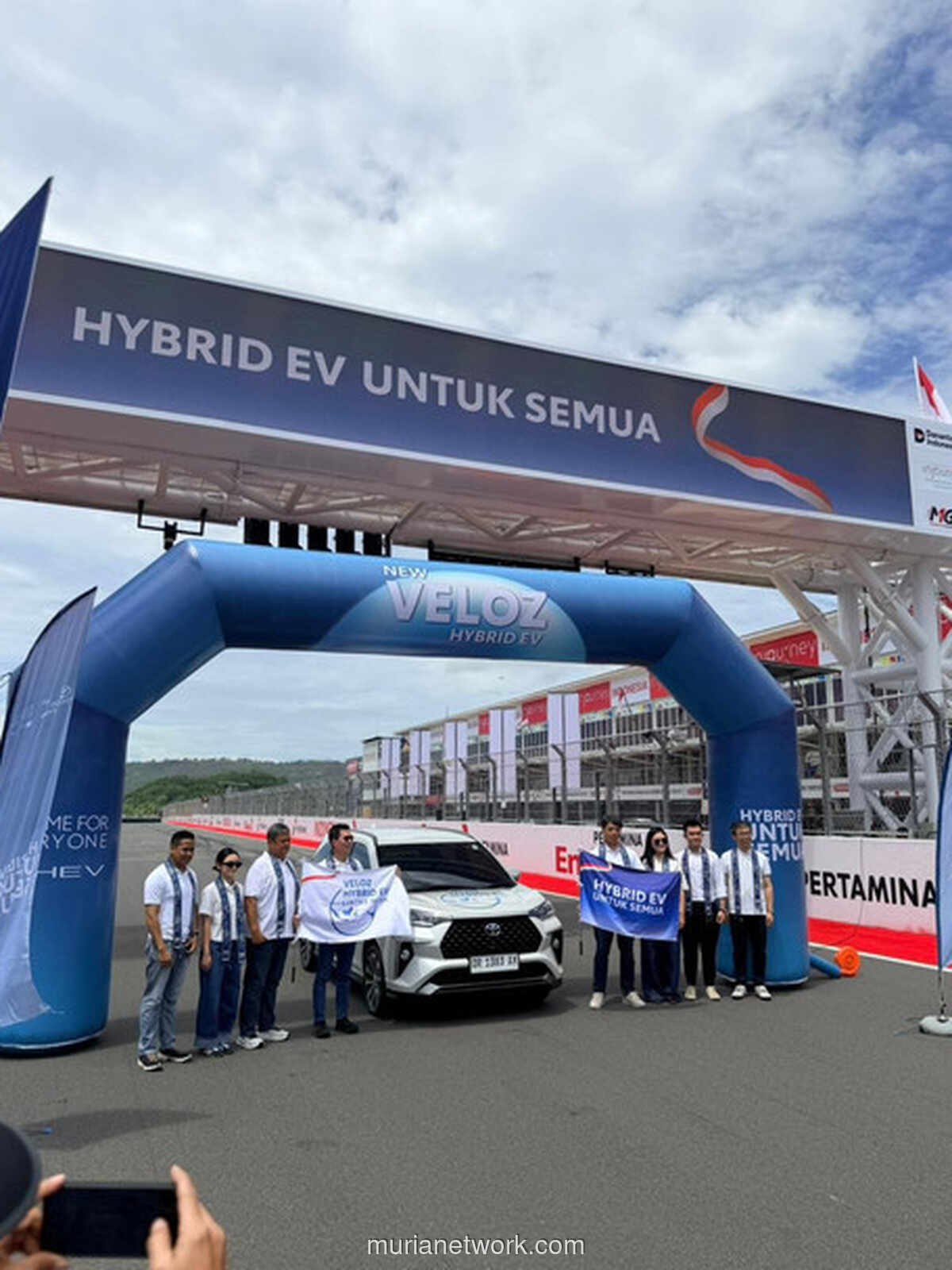 Veloz Hybrid EV Menyusuri Nusantara, Buktikan Teknologi Lokal di Medan Terjal Indonesia