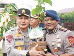 Kapolda Riau Ganti Kado Konvensional dengan Bibit Pohon