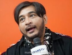 Jeremy Teti Ditegur Atasan Gara-Gara Pakai Jas Saat Liput Perang