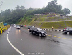 Hujan Deras Tak Surutkan Arus Liburan, Puncak Terapkan Sistem Satu Arah