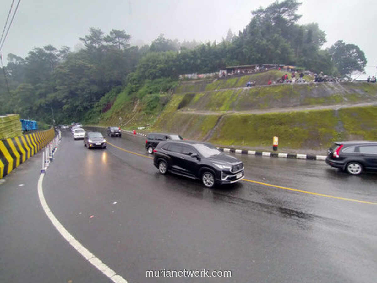 Hujan Deras Tak Surutkan Arus Liburan, Puncak Terapkan Sistem Satu Arah