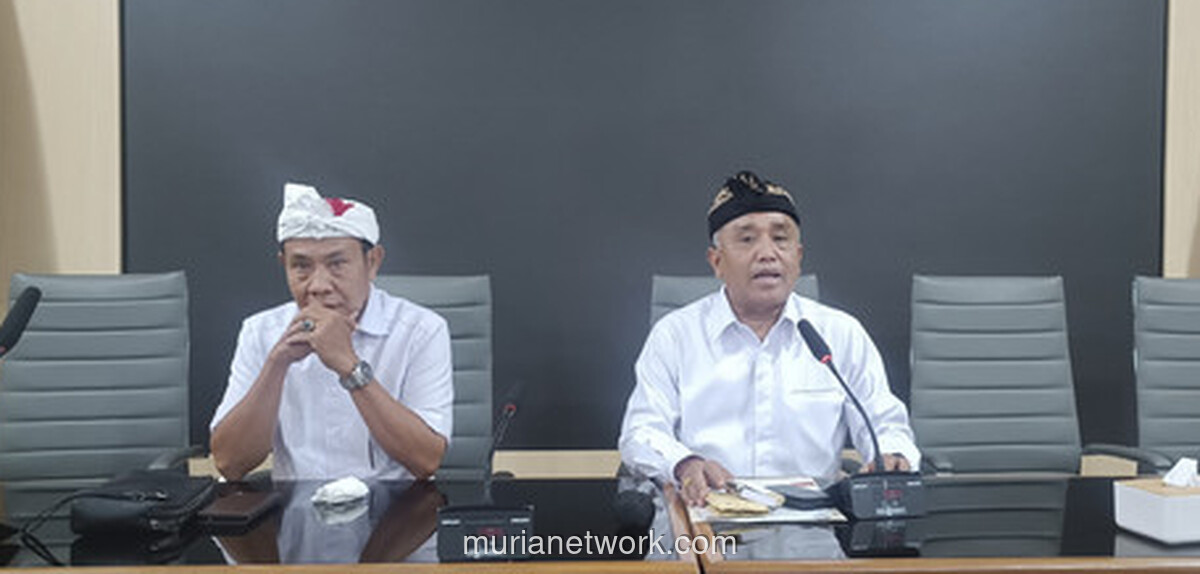 Komisioner KPU Badung Buang Sampah ke Got, Empat Gelar Penghargaan Dicabut