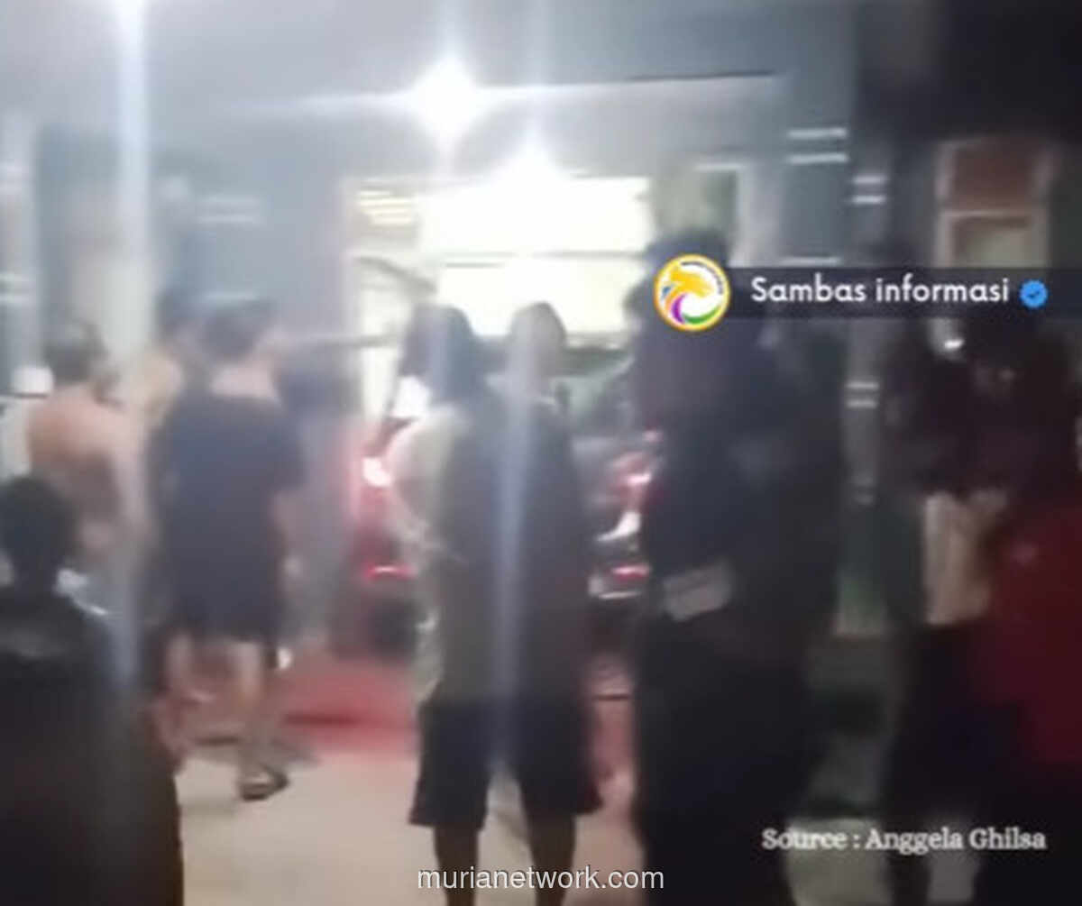 Mobil Terjun ke Pelataran Rumah di Sambas, Diduga Sopir Masih Cupumanik