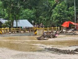 Batang Meluap Lagi, Jembatan Tersumbat Gelondongan Kayu di Palembayan