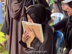 Karina Ranau Lepas Epy Kusnandar di Jeruk Purut dengan Doa dan Air Mata