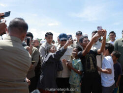 Pak Gemoy dan Sorak Anak-Anak Sambut Prabowo di Tengah Reruntuhan Garoga