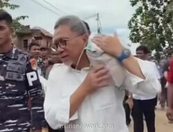 Zulkifli Hasan Angkat Karung Beras di Lokasi Bencana, Pro-Kontra Netizen Dibilang Hal Biasa