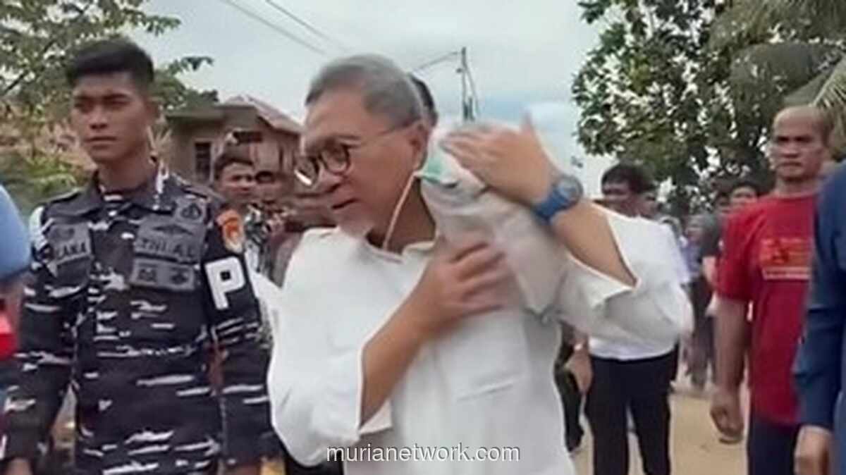 Zulkifli Hasan Angkat Karung Beras di Lokasi Bencana, Pro-Kontra Netizen Dibilang Hal Biasa