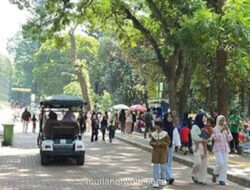 Ragunan Ramai oleh Rombongan Kelasra di Libur Natal