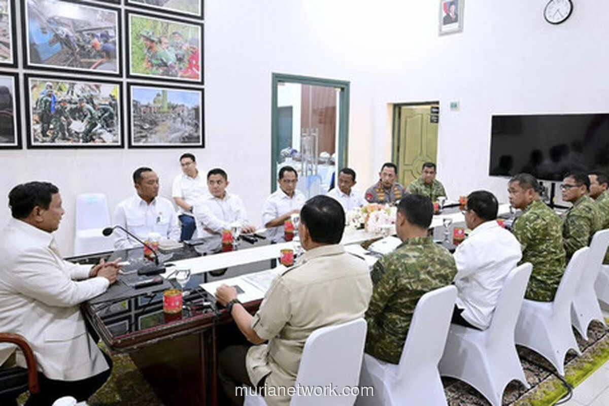 Prabowo Langsung Pimpin Rapat Darurat di Sumbar Usai Mendarat