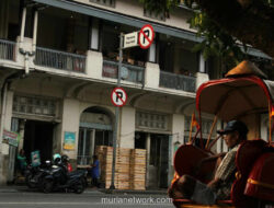 Di Tengah Hiruk Pikuk Pasar Gede, Seorang Tukang Becak Mengajarkan Arti Sabar