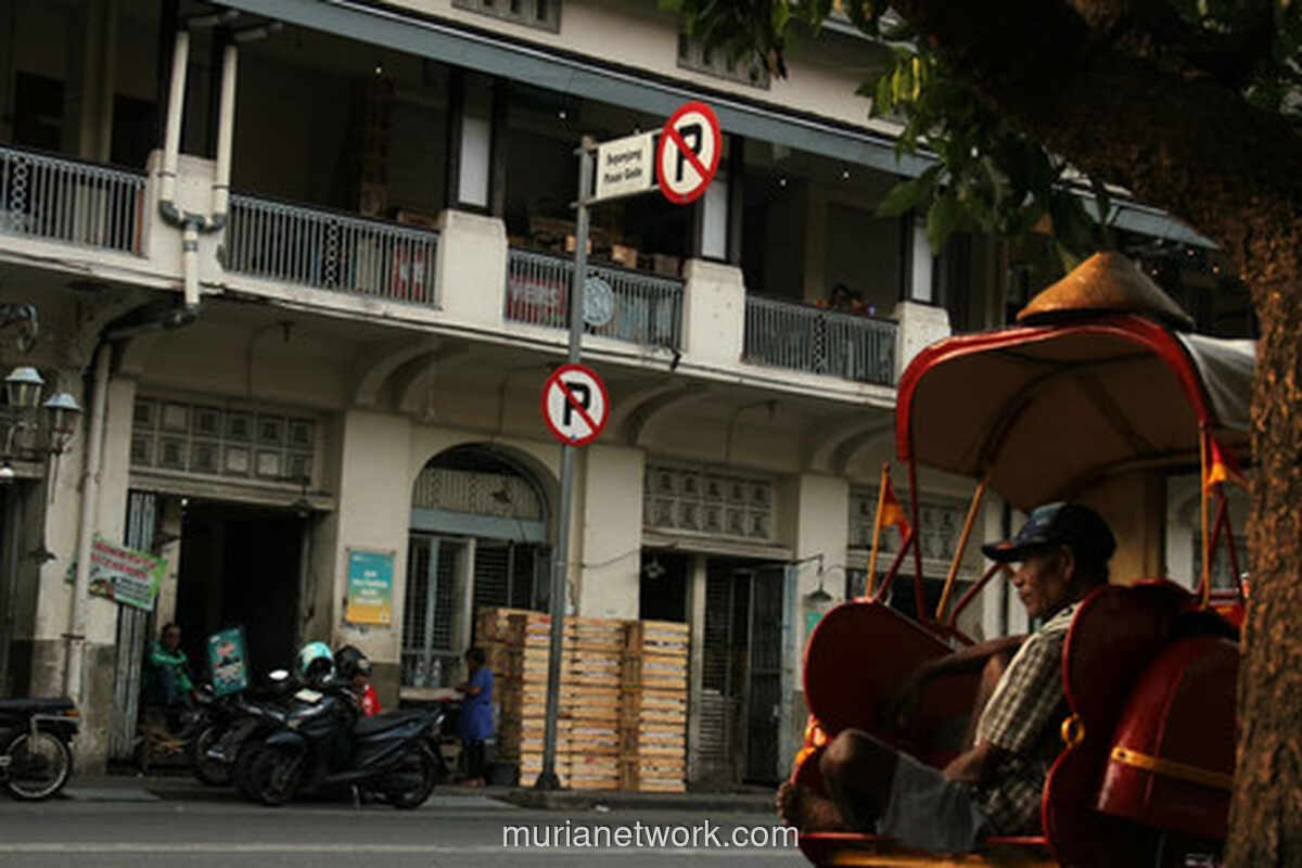 Di Tengah Hiruk Pikuk Pasar Gede, Seorang Tukang Becak Mengajarkan Arti Sabar