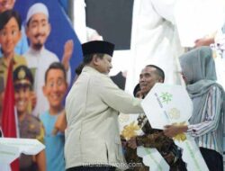 Pedagang Kopi Keliling Terima Kunci Rumah dari Tangan Presiden
