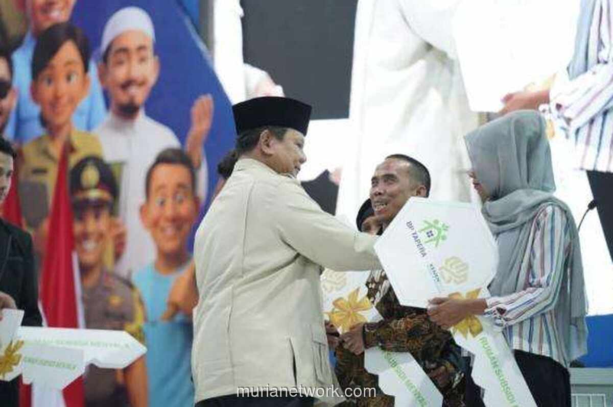 Pedagang Kopi Keliling Terima Kunci Rumah dari Tangan Presiden