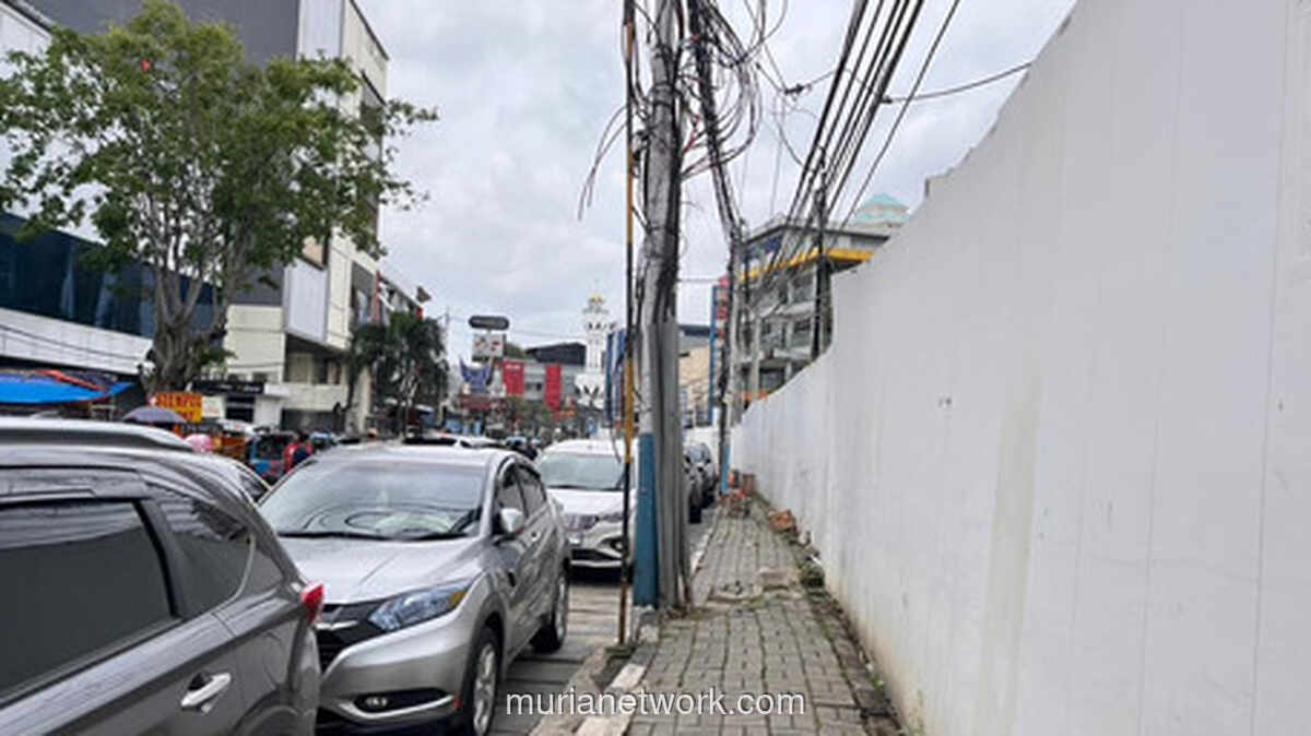 Trotoar Benhil: Jalur Pejalan Kaki yang Berubah Jadi Arena Rintangan