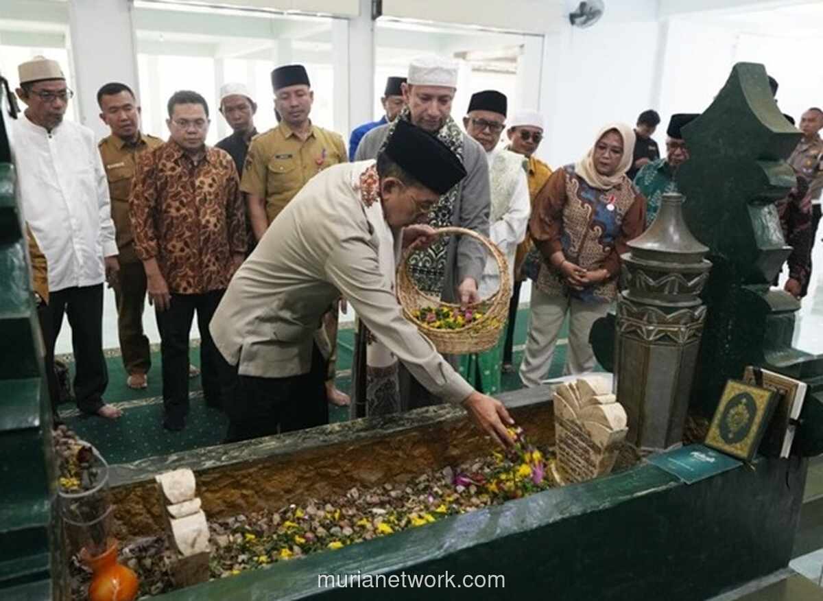 Fadli Zon Ziarah ke Makam Guru Tua, Bahas Usulan Pahlawan Nasional