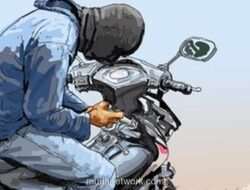 Dua Pelaku Gotong Motor Hasil Curian di Pulogebang Terekam CCTV