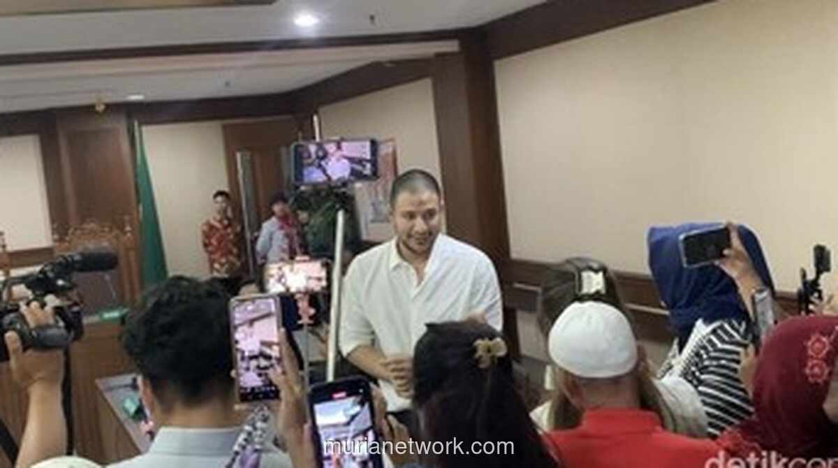 Ammar Zoni Berpelukan dengan Keluarga di Sidang Narkoba