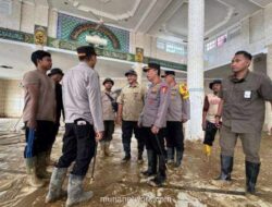 Kapolri Turun Langsung Bersihkan Sekolah dan Masjid Terdampak Banjir Aceh Tamiang