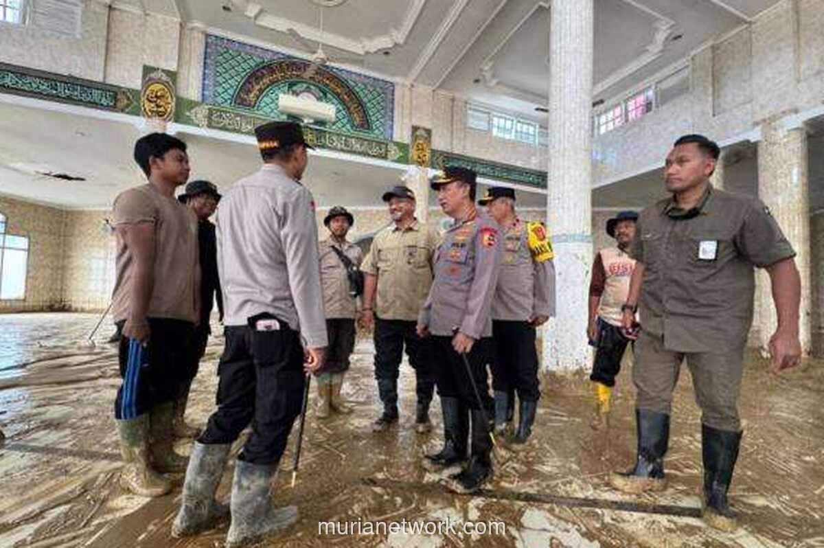 Kapolri Turun Langsung Bersihkan Sekolah dan Masjid Terdampak Banjir Aceh Tamiang
