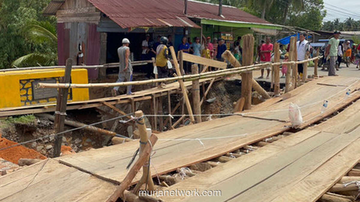 Bambu dan Kayu Pulihkan Jalur Vital Tapteng Pasca-Bencana