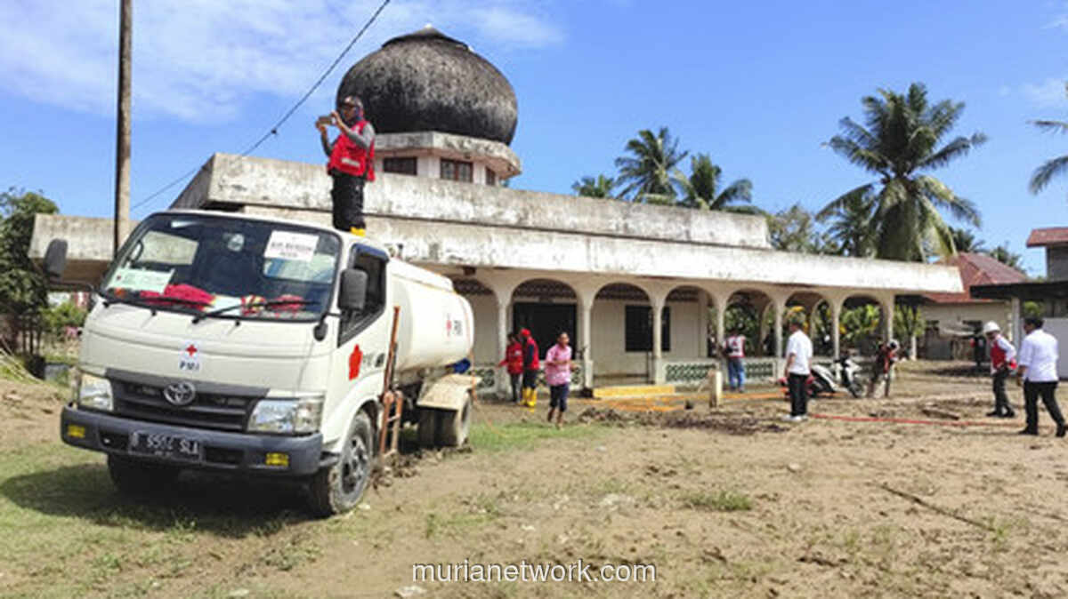 Gotong Royong PMI-DMI Bersihkan Masjid Terendam Banjir Aceh Utara