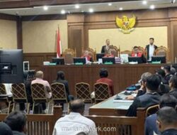 Kurir Firma Hukum Bongkir Pengiriman Miliaran Rupiah ke Terdakwa Korupsi