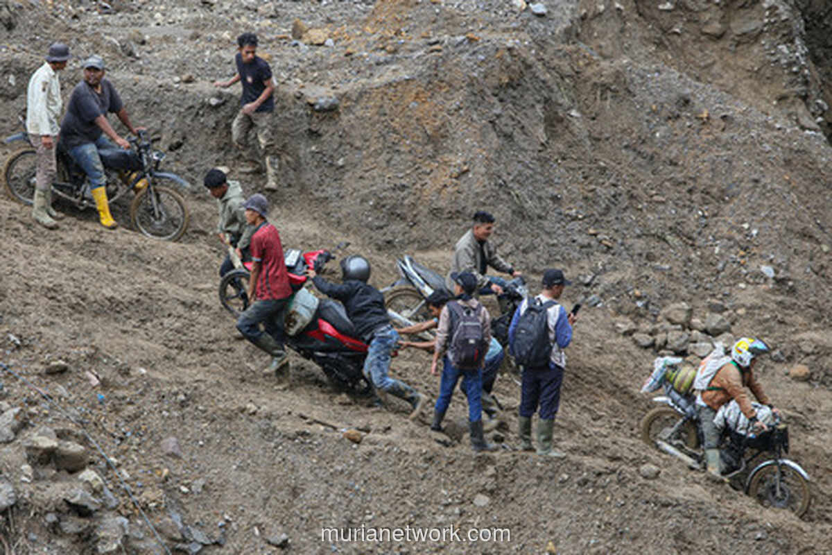Bantuan Logistik Aceh Masih Andalkan Helikopter, Akses Darat Terkendala Medan