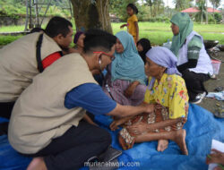 Tim Medis Beraksi di Tengah Reruntuhan Batu Busuk, Korban Banjir Bandang Tembus 800 Jiwa