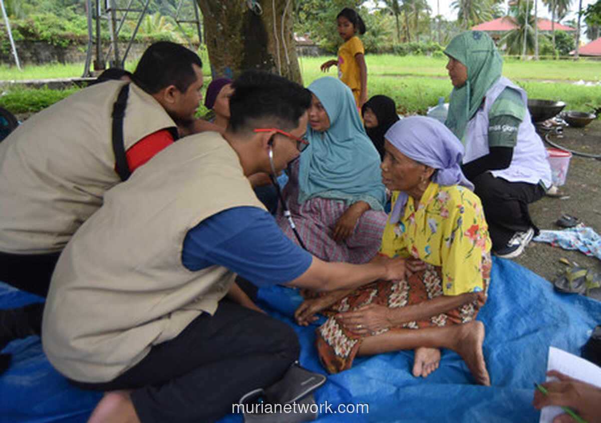 Tim Medis Beraksi di Tengah Reruntuhan Batu Busuk, Korban Banjir Bandang Tembus 800 Jiwa