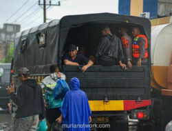 Di Tengah Banjir, Rakyat Saling Topang Sementara Negara Tak Tampak Batang Hidung