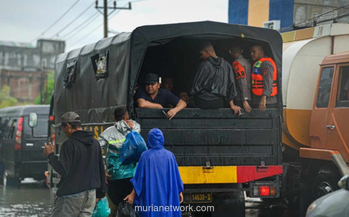 Di Tengah Banjir, Rakyat Saling Topang Sementara Negara Tak Tampak Batang Hidung