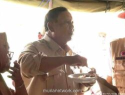 Prabowo Cicipi Langsung Ikan Tongkol di Dapur Umum Pengungsi Bireuen