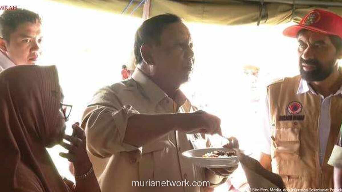 Prabowo Cicipi Langsung Ikan Tongkol di Dapur Umum Pengungsi Bireuen
