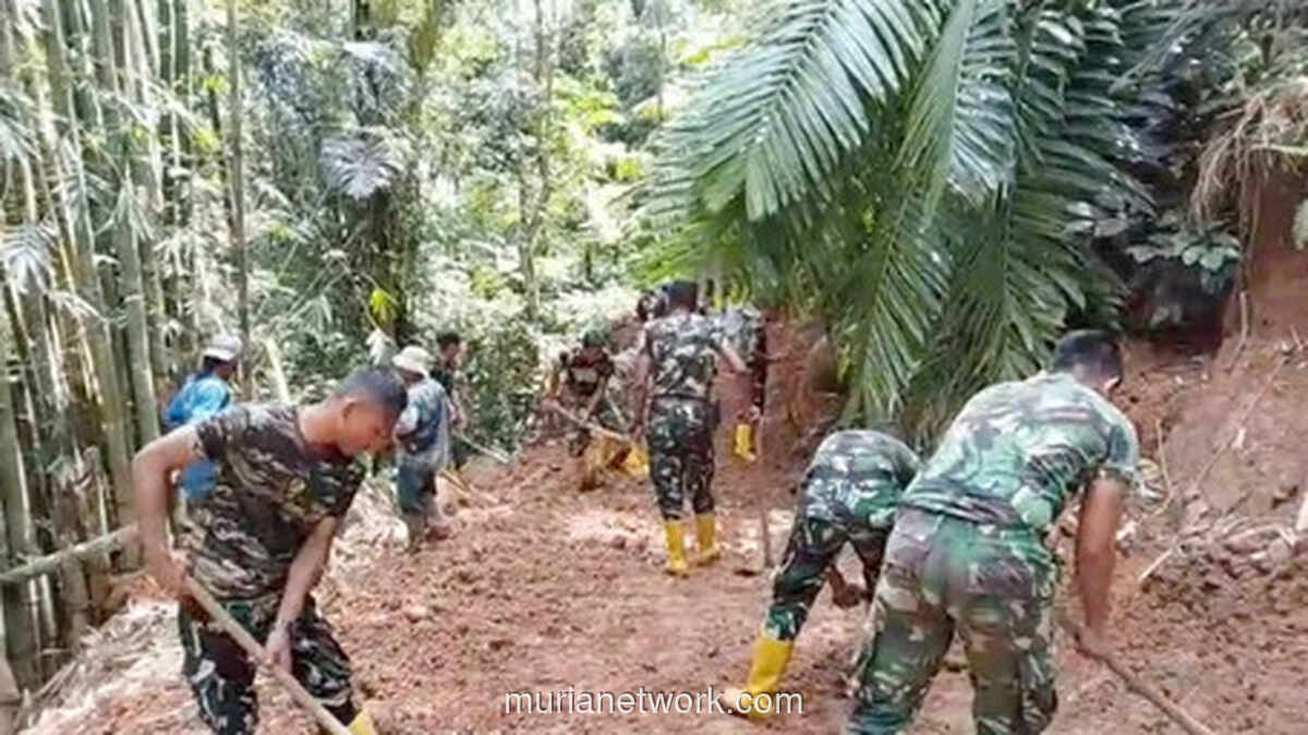 Gotong Royong TNI dan Warga Bersihkan Jalan Tertimbun Longsor di Agam