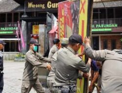 Satpol PP Bogor Mulai Bongkar 90 Reklame Liar di Kawasan Puncak