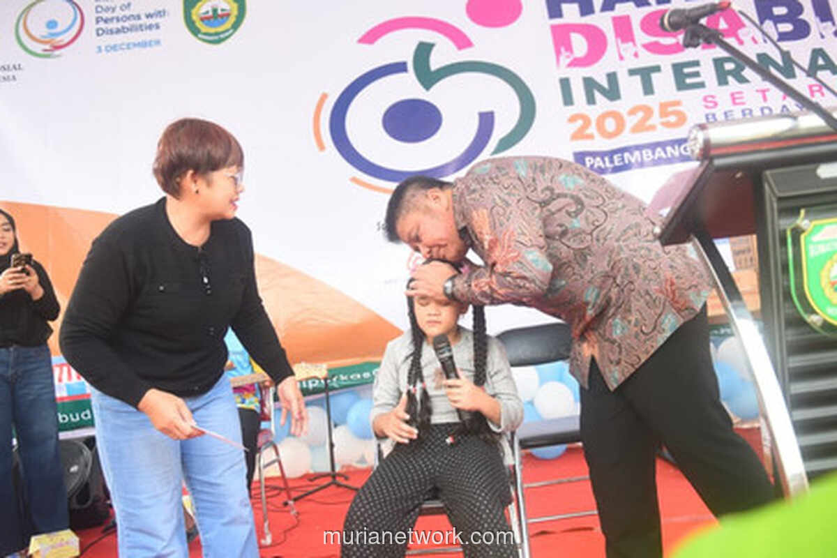 Gubernur Herman Deru Serahkan Bantuan Langsung di Peringatan Hari Disabilitas Sumsel