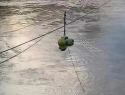 Gotong Royong Warga Bireuen Estafetkan Tabung Gas Lewat Sungai dan Sling Rail