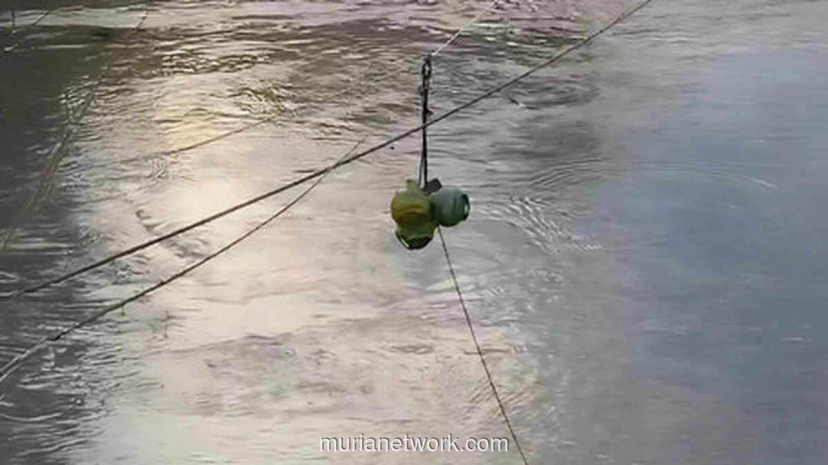 Gotong Royong Warga Bireuen Estafetkan Tabung Gas Lewat Sungai dan Sling Rail